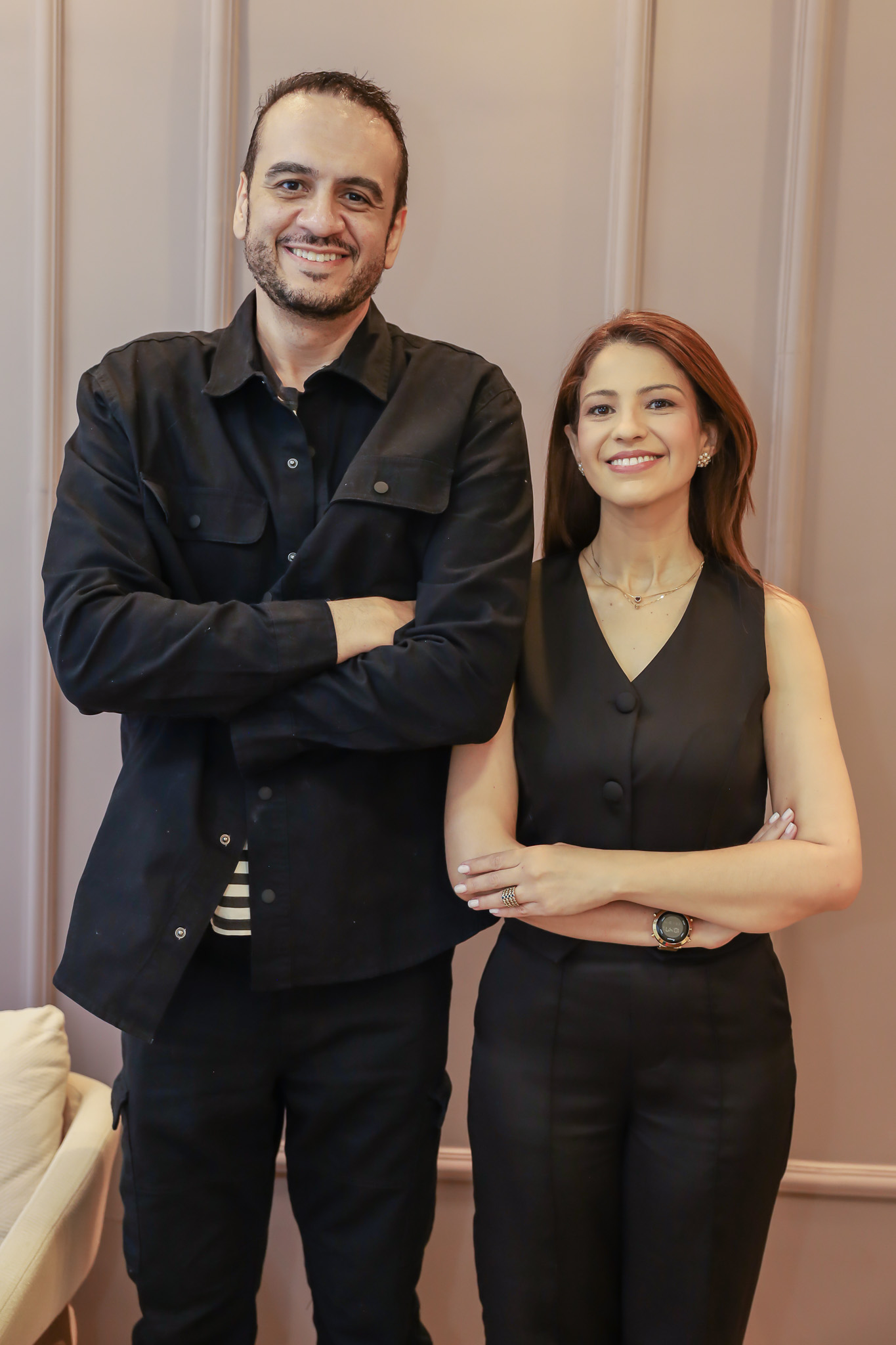 Maykonn Almeida e Juliana Toledo juntos em um retrato profissional